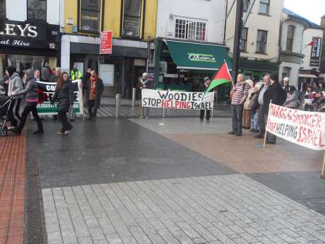 Click on image to see full-sized version Leafletting in Cork (photo courtesy of éirígí)