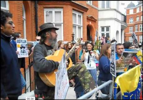 johnmcclean_plays_i_shall_be_released_ecudarian_embassy_jun_2013.jpg